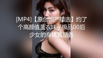 抖音直播 美女调整衣服不小心漏毛 吓到自己了